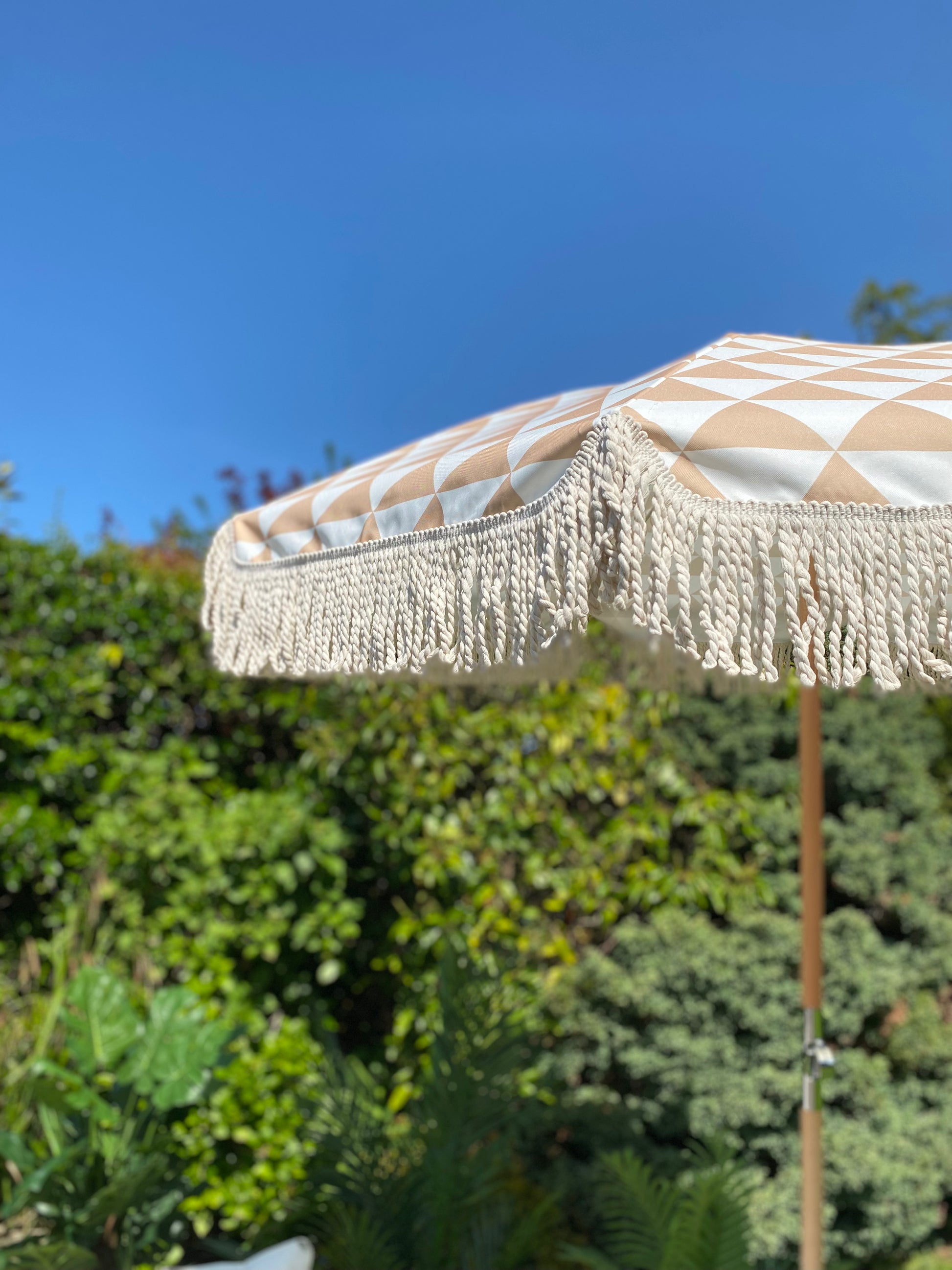 beige patio umbrella with white fringe 'The Margot' Beige and White Triangle Pattern Sun Fringe Parasol Umbrella