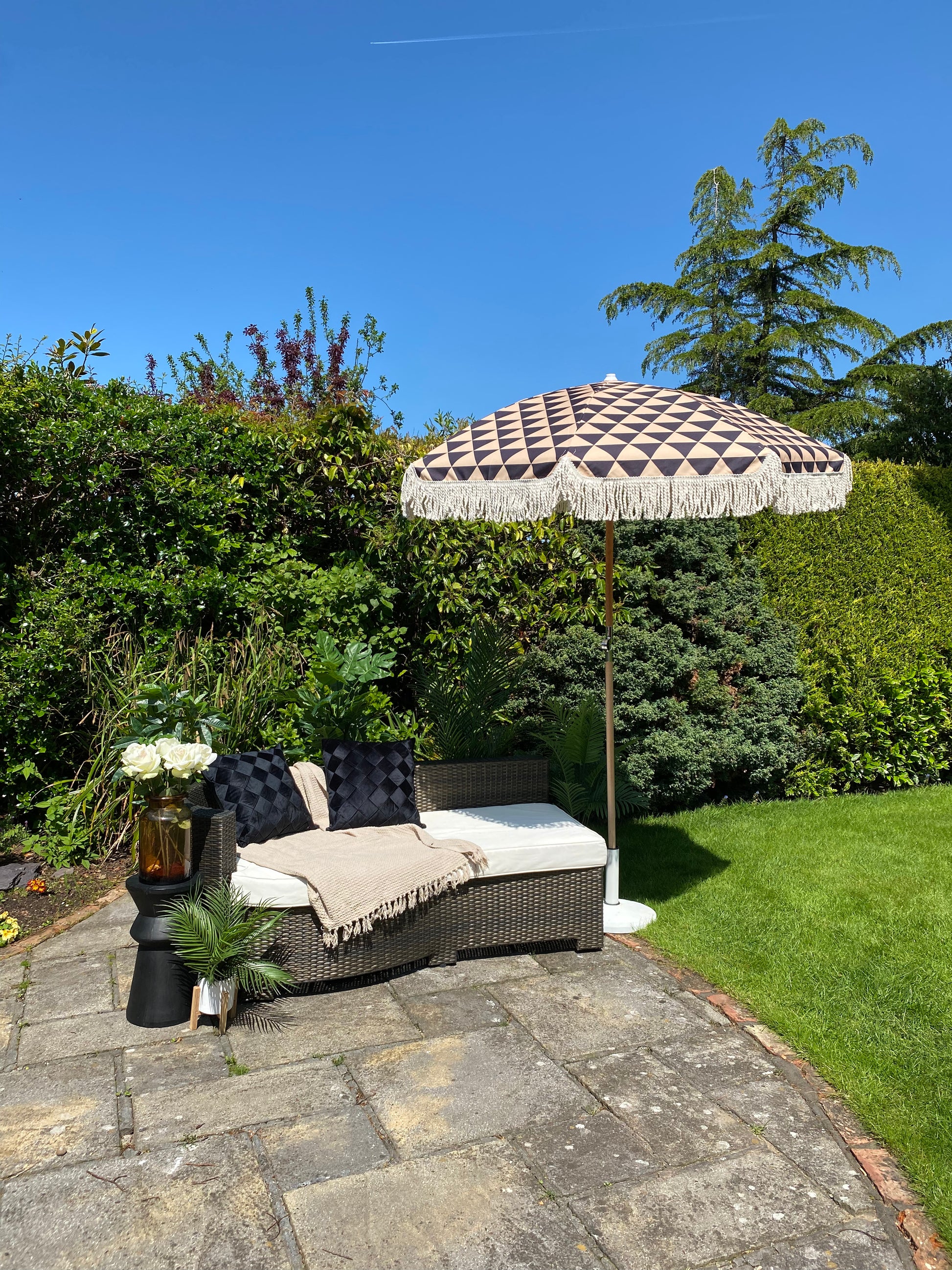 black and beige patio umbrella 'The Mia' Black and Beige Triangle Classic Print Boho Parasol Umbrella