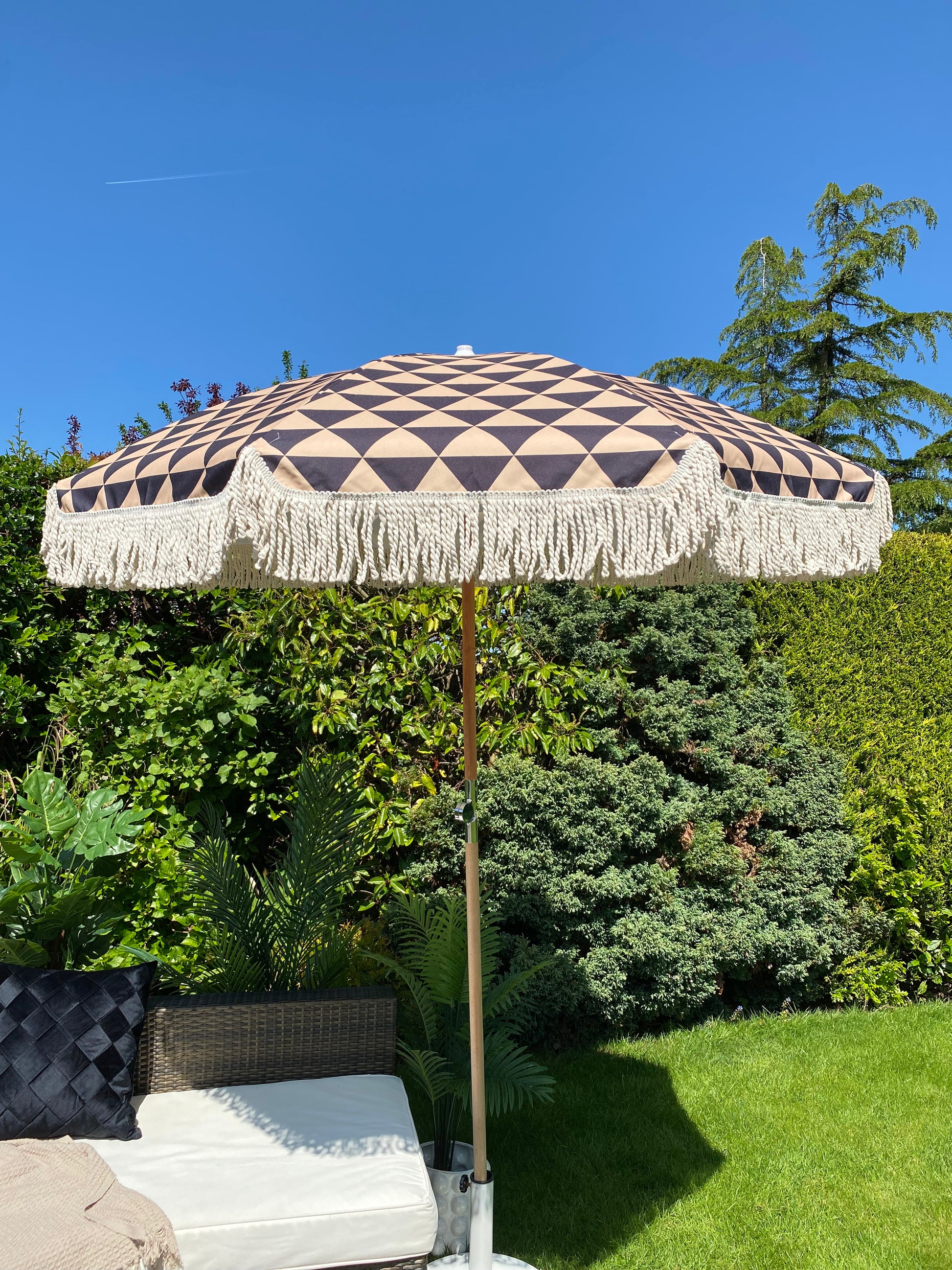 black and beige patio umbrella 'The Mia' Black and Beige Triangle Classic Print Boho Parasol Umbrella